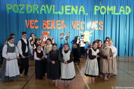 Otroci Osnovne šole Marije Vere so pozdravili pomlad in se spomnili knjižnih junakov (59)